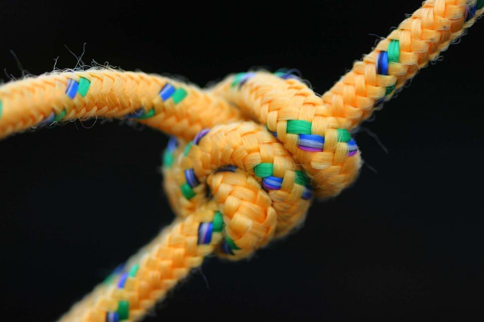 Free Image of Midshipman\'s Hitch Knot in yellow rope 
